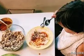 乖宝宝自己吃饭，一仰头饭就没了，原来他是“用脸吃饭”图片
