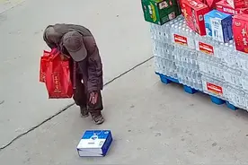 人穷志不穷！山东一拾荒男子看到牛奶掉在地上，捡起后放回原处图片