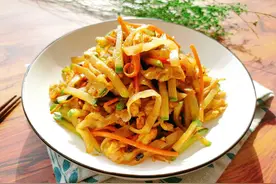 北方家常炒饼，配上萝卜丝真香，当主食又当菜，一顿饭简单不费事图片