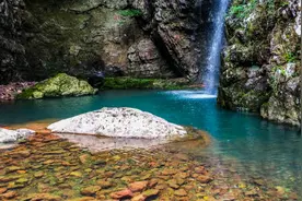浙江秘境 仙居与磐安交界的峡谷当中，隐藏着一条美丽的瀑布。图片