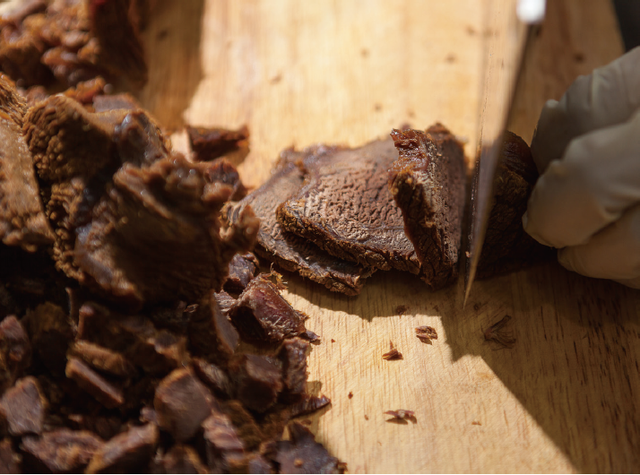 跷脚牛肉：乐山人的市井和江湖