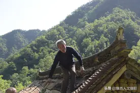 7旬老哥俩给人修缮屋顶，工资一天150块，这门绝活没人继承图片