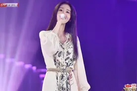 《跨界歌王》：评委一句话让郑恺叹气，喜欢周深演唱时微笑的表情图片