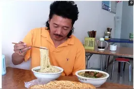 48岁容中尔甲生活照，身价过亿有专属剧院，妻子端庄，女儿漂亮图片