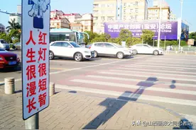 大同交警提醒：危险危险！请大家安全骑行 不抢红灯图片