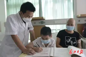 儿子陪妈妈住院，病床餐桌变“课桌”图片