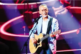 74岁参加中国好声音，歌声动人却无人转身，庾澄庆：我们不配图片