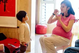 二胎三胎家庭的孕产指南，爸爸，妈妈，奶奶，大宝咋做？都要清楚图片