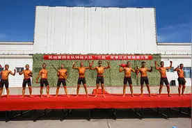 军营里的肌肉T台show，秀出兵哥哥满满战斗力图片