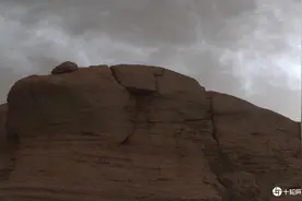 好奇号拍下火星罕见阴天，有些云还闪着色彩图片