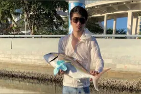 ​退网后，辛有志回归家庭，与妻儿钓鱼游泳度假图片