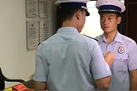 快接收帅哥！阳光消防员挥别“火焰蓝”图片