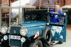 80岁，驾一辆85岁的车环游世界，她退休后走过58个国家图片