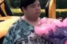 富二代开豪车学校门口表白被拒，网友：不是所有的美女都爱钱图片