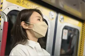 豪门阔太黎姿带娃坐地铁，车厢拥挤却无人认出，被曝身价涨2.6亿图片