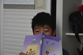 男孩为妈妈做面条拌饭，提起爸爸就躲衣柜哭，有个愿望家人不理解图片