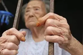 72岁老人直言：“老了就去养老院，不比在家里带孙子当保姆强？”图片
