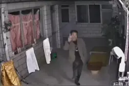 从监控传出来的暖意！远嫁女儿与父亲的跨时空互动图片