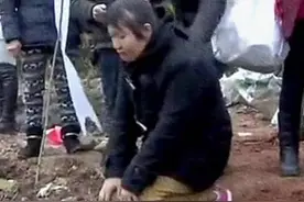 亲情：母亲去世，连个捧遗像的人都没有，女儿不愿相见，父亲大怒图片
