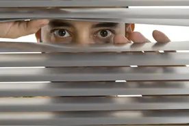 股价两月暴涨200%，竟是自家董事长在狂买！违规操作背后有何“秘密”？当事人独家回应……图片