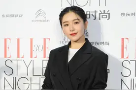 阚清子的西装裙搭配干练精致，脸上贴花却显出小女生性格图片