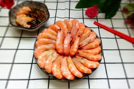 做白灼虾时，别直接用水煮！大厨：多加一步，大虾不腥更鲜嫩图片