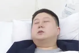 加班加到吐血！酒店高管熬夜加班，口吐鲜血被送医抢救！视频封面