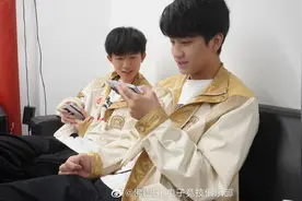 世冠淘汰赛：鹏鹏裴擒虎五连绝世，佛山GK淘汰成都AG晋级半决赛图片