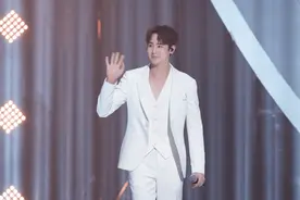 《追光吧》开播！尼坤全中文自弹自唱发音超标准图片