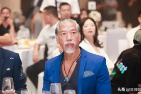 香港著名的4大反派演员齐聚一堂，乌鸦张耀扬的头发胡子几乎全白图片