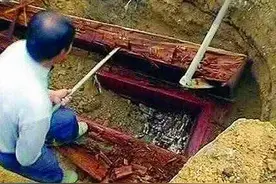 工人在工地挖出一血棺，打开后发现神秘液体，专家：赶紧撤退图片