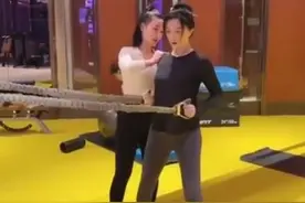 39岁范冰冰穿健美裤做瘦身运动，被女教练的身材成功抢镜图片