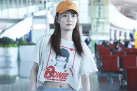 徐璐的新奇穿法很吸引眼球，背带裤只穿“下半截”，却意外很时髦图片