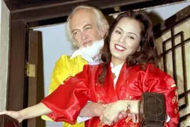 一首《爱的奉献》红遍全国，嫁大25岁老外后，韦唯过得怎么样？图片