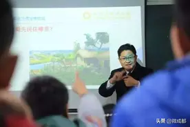 不同国家手语比划大不同 “蓉漂”听障小伙成为成都唯一会多国手语解说的讲解员图片