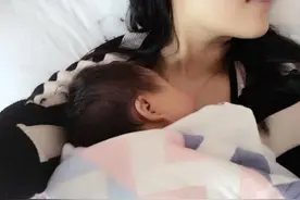 母乳宝宝喜欢“含奶而睡”，是出于这几个原因，真相很暖心图片