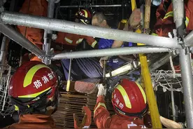 工人滑倒钢筋刺入臀部 消防用液压剪细心剪切图片