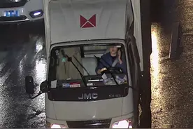 曝光！岳阳这些人边开车边打电话，摄像头里看得一清二楚图片