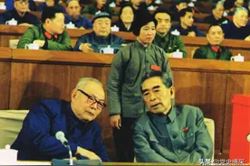 重病后的周恩来与叶剑英，每次手术叶剑英都守候在手术室旁图片