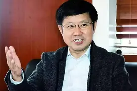 中年卖房创业，从乡村教师到首富，他说：认准一件事，就坚持到底图片