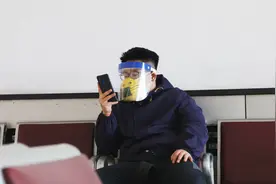 萌化了！车站防疫员：怎么和我一模一样？图片