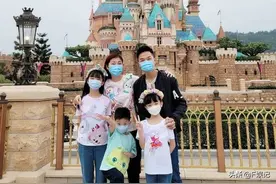TVB艺人夫妻带3位子女去迪士尼游玩 一家五口开心拍全家福图片