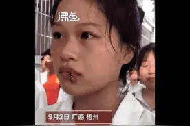 女生军训被蜜蜂爬脸，教官回应再次冲上热搜，你怎么看？图片