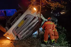 广西南宁：搅拌车深夜倒车失控侧翻，消防成功救出被困司机图片