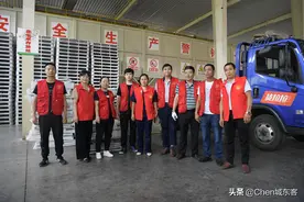 爱心汇暖流，肥东劳模公益队捐献救灾物资装车准备发往河南安阳图片
