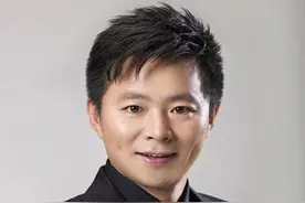 王宏伟：母亲为他守寡48年，娶小12岁娇妻，妻子是熟悉的她图片