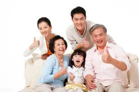 “奶奶都70岁了，怎么还不死”寿宴上，5岁小孙女的话惊醒了老人图片