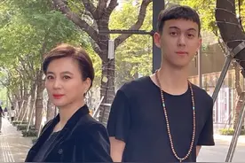 李玲玉罕见露面，23岁混血儿子身高近2米，母子俩共用一张脸图片