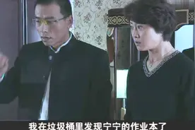 小孩子怕爸妈批评她，居然把作业本给扔到垃圾桶里啦视频封面