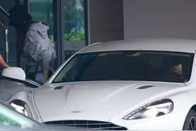 唐嫣罗晋罕秀恩爱！罗晋当司机护送老婆，唐嫣产后身材纤细似少女图片